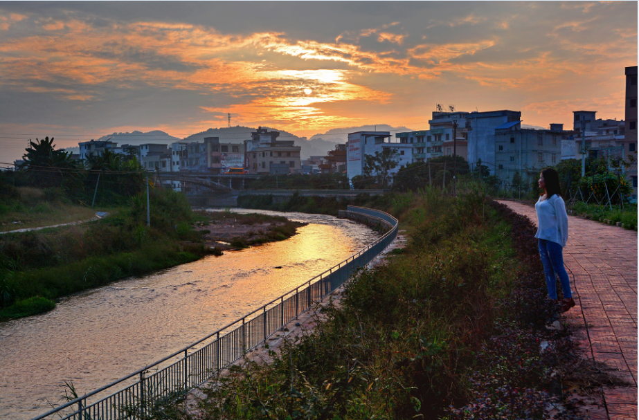 走進(jìn)新農(nóng)村：桂圩龍崗村夕陽(yáng)之美--邱活春.png