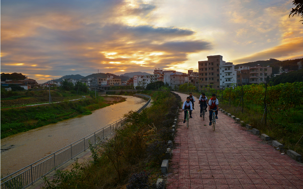 走進(jìn)新農(nóng)村：桂圩龍崗村夕陽(yáng)歸來(lái)--邱活春.png