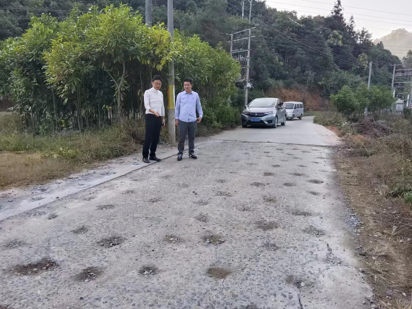 梅波（右一）和鎮(zhèn)領(lǐng)導(dǎo)到現(xiàn)場(chǎng)視察道路修復(fù)情況。  鐘梅 攝.jpg