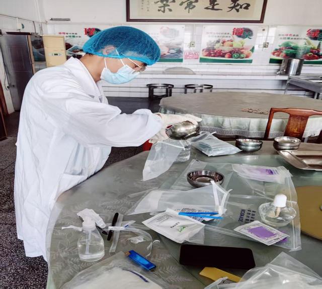 5.28,郁南縣市場監(jiān)督管理局開展中高考考場食品安全監(jiān)督抽檢工作照片2.jpg
