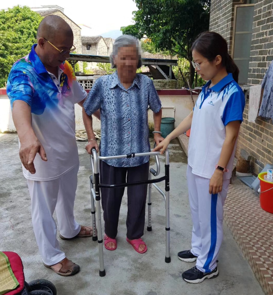 郁南縣第二人民醫(yī)院陳建平教授到腦卒中患者家中指導患者步態(tài)訓練.png